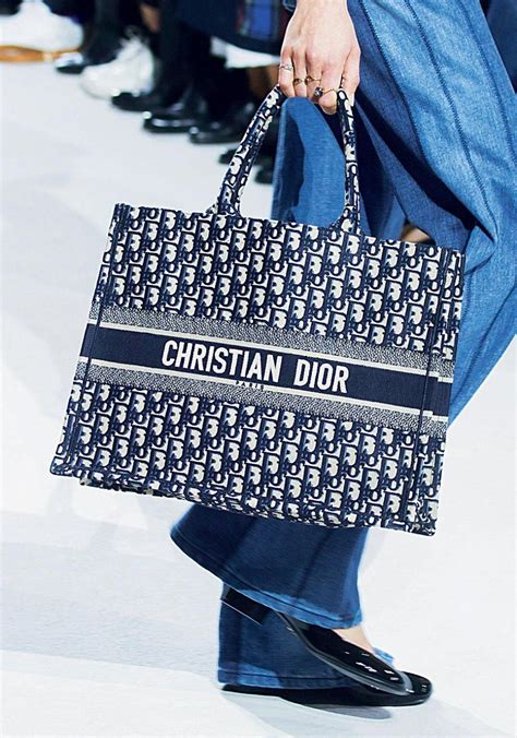 sac de plage dior prix|sac caba femme dior.